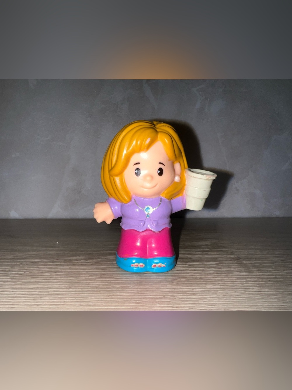 ☕ Fisher-Price Little People Mom with Coffee Cup – Surprise & Sounds Home